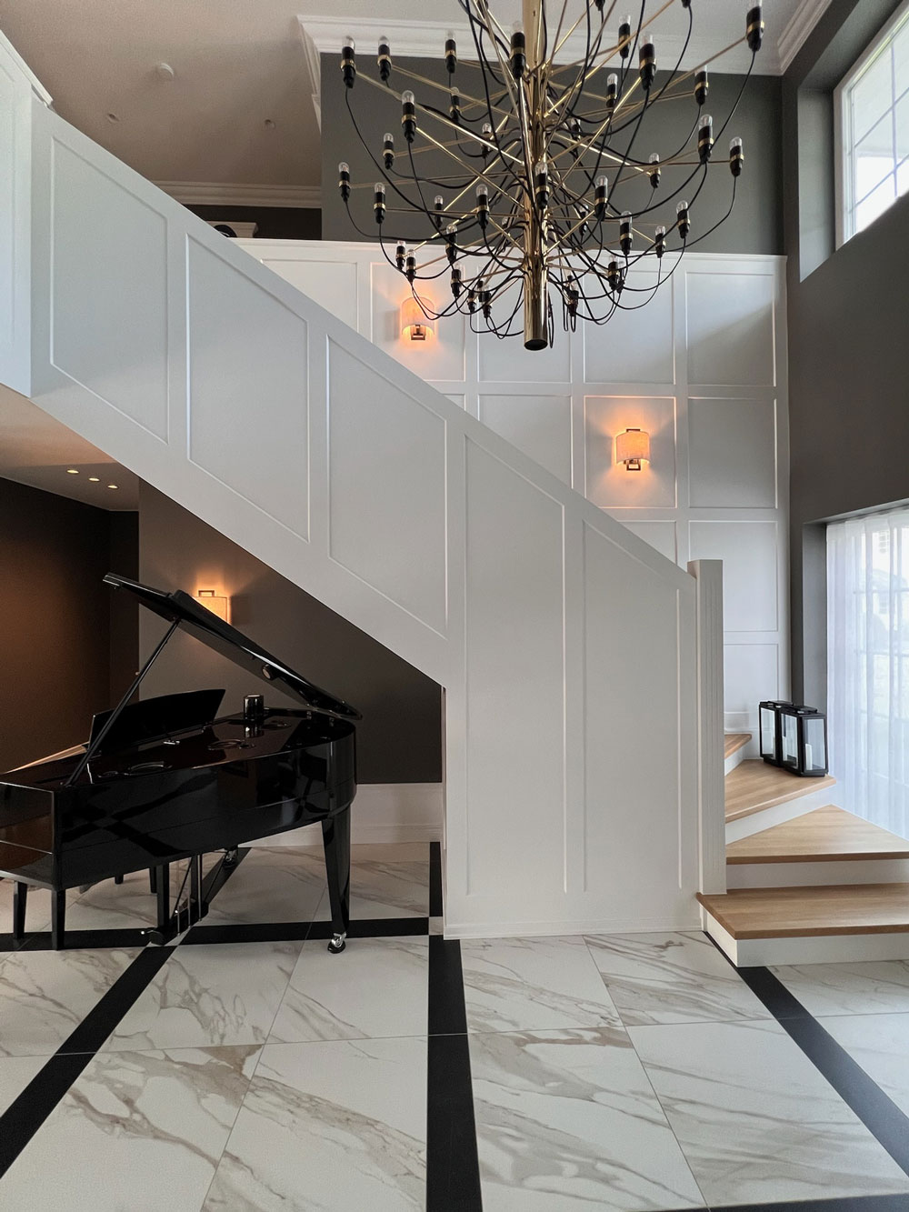 Rum med marmorgolv och vit trappa