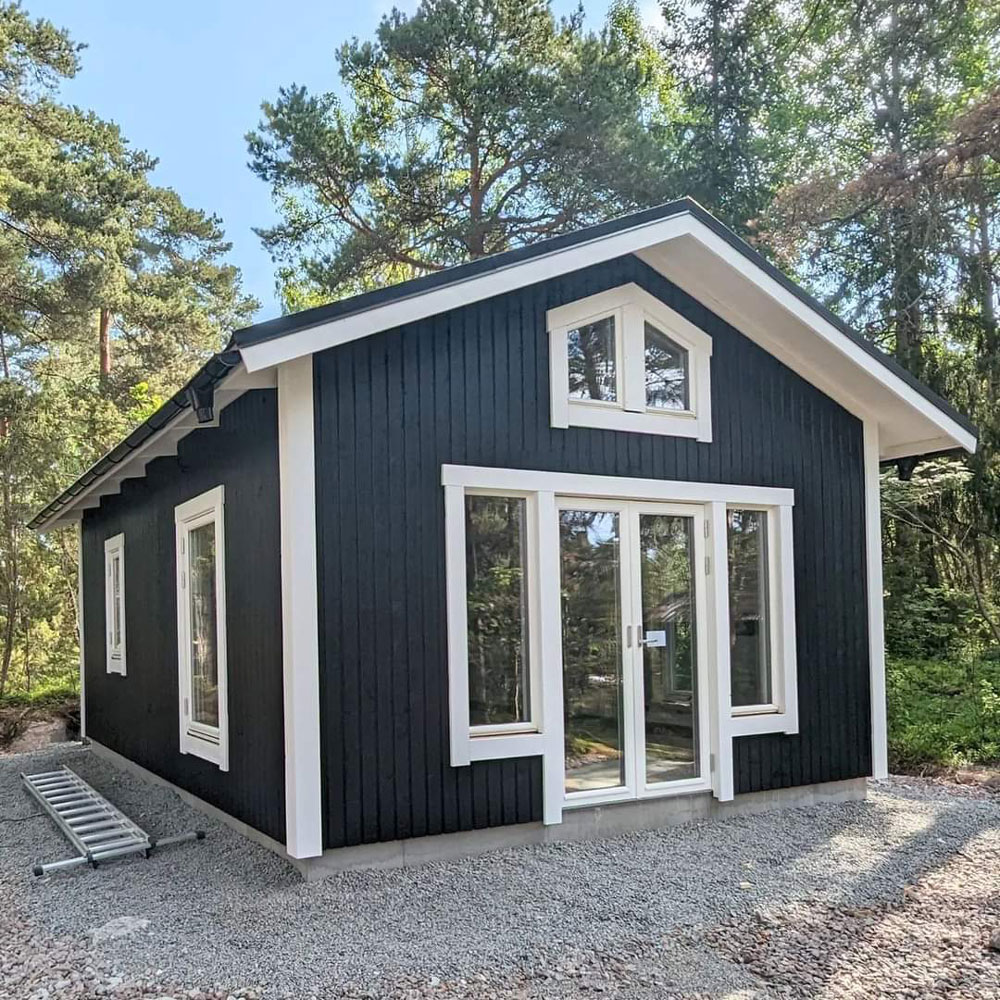 Utomhusmålning av ett svart hus